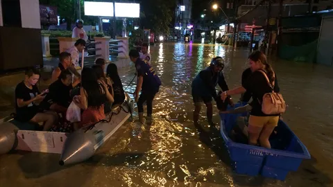 ฝนกระหน่ำภูเก็ต ป่าตองอ่วมน้ำป่าทะลัก ล่าสุดถนนใช้ได้ปกติแล้ว
