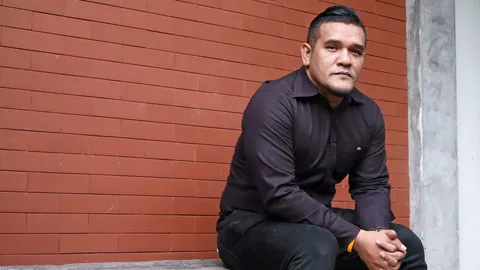 'สน'  น้ำตาคลอร้องเพลง "เล่าสู่หลานฟัง" ตั้งใจไถท้ายทอย เลข๙ แสดงความอาลัย