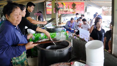 คนปทุมฯทำดีถวายพ่อ กินฟรีเตี๋ยวเรือ 999 ชาม-รพ.ชื่อดัง ย้อมผ้าดำฟรี