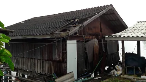 ฝนถล่มเมืองตราด บ้านเรือนเสียหาย 13 หลัง คลื่นซัดเรือจม 1 ลำ ไร้เจ็บ