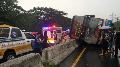 ทัวร์ฝ่าฝนถนนลื่น พลิกคว่ำดับ3เจ็บ19 อีกรายไม่ตายเจ็บ9