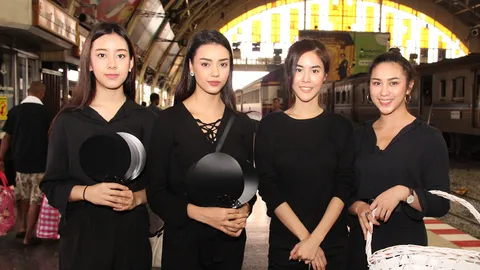 พีค นำทีมนักแสดงช่อง 7 แจกพัด-ริบบิ้น ที่หัวลำโพง