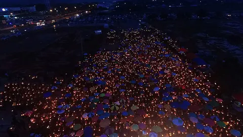 ชาวสัตหีบนับพัน รวมตัวนัดผ่านเฟซบุ๊กร่วมแสดงความอาลัย ในหลวง ร.9