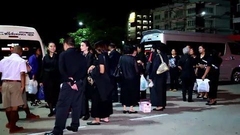 ชมรมรถตู้นครสวรรค์ร่วมใจพาคนเข้ากทม.สักการะพระบรมศพฯฟรี