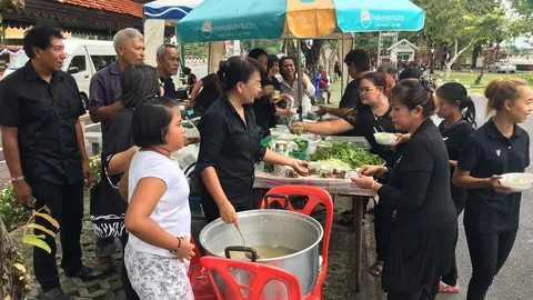 ศิษย์เก่า ร.ร.ศรีธรรมราชศึกษา เลี้ยงขนมจีนฟรี ร้อยกิโลกรัม  