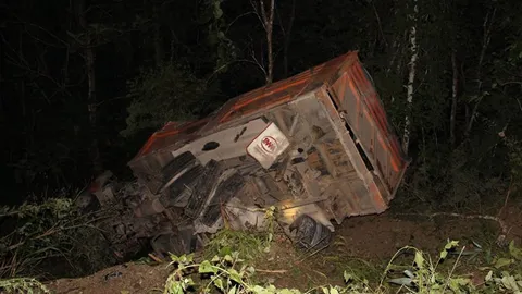 ทหารขับสิบล้อ เบรกขัดข้อง แหกโค้งดิ่งเหว ที่แม่สะเรียง ตาย 1 เจ็บ 1