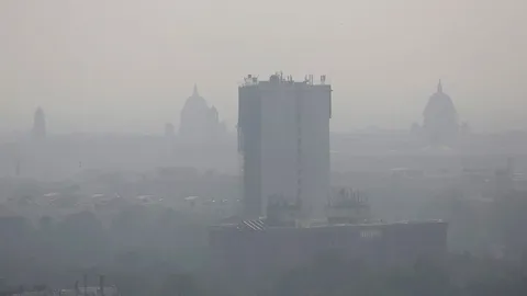 เมืองหลวงอินเดียเจอหมอกควันอันตรายปกคลุม หลังจัดเทศกาล ‘ดิวาลี’