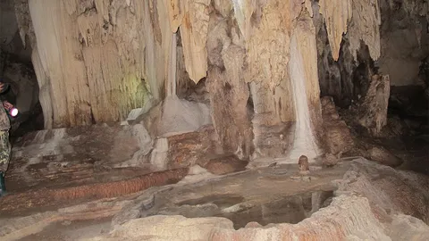 พบถ้ำใหม่นครสวรรค์ ตั้งชื่อ 'เพชรธารา' หินงอก-หินย้อยต้องแสงระยิบระยับ