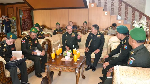 เจ้ากรมชายแดนเขมร ประชุมร่วมทหารไทย แสดงความเสียใจ ‘ร.9’ สวรรคต