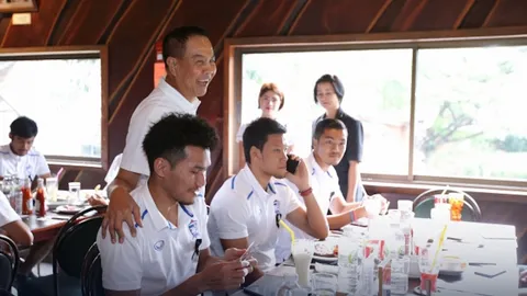 'สมยศ' บุกเยี่ยมช้างศึกถึงแคมป์ หวังสู้เต็มที่นัดบู๊ออสซี่