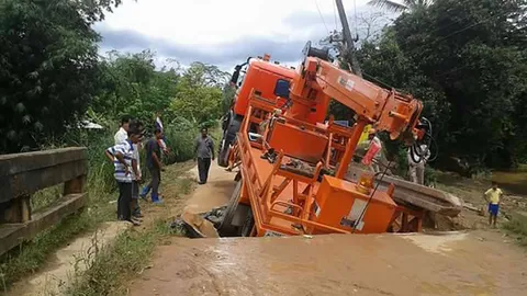 น้ำป่าขุ่นข้น ท่วม 2 อำเภอสุราษฎร์ฯ กลืนคนหาปลา1ศพ-รถ กฟภ.ติดกลางสะพาน