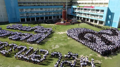 ครู-นร.หลายสถานศึกษาทั่วไทย แปรขบวนเลข ๙ แสดงความอาลัย ในหลวง ร.9