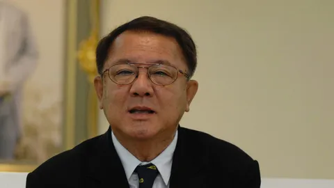 ผู้แทนอัยการอเมริกา ร่วมยืนสงบนิ่ง แสดงความไว้อาลัย 'ในหลวง ร.9'