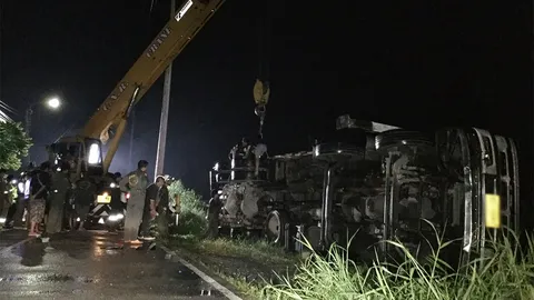 รถเครน 12 ล้อยกโฟล์คลิฟต์ เกิดพลิกคว่ำทับคนงาน ดับคาที่ย่านบางบัวทอง