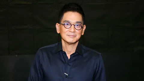 ละคร สุภาพบุรุษจุฑาเทพ ตอน คุณชายปวรรุจ 2556 ณ ความสูงหลายหมื่นฟุต ท่ามกลางหมู่เมฆที่ลอยล่อง คุณชายปวรรุจ ผู้สง่างามดุจเทพบุตรแห่งจุฑาเทพ ไม่เคยล่วงรู้เลยว่าโชคชะตากำลังเล่นตลก เขาจะได้พบกับ 'รสา' สตรีผู้เป็นดั่งภาพสะท้อนจากอดีต แต่กลับซ่อนเร้นความจริงเอาไว้ภายใต้รอยยิ้มแสนธรรมดา ณ ดินแดนแห่งขุนเขาและหิมะ ความใกล้ชิดที่เริ่มต้นจากความทรงจำอันเลือนราง กำลังจะถักทอเป็นเรื่องราวความรักที่ต้องเผชิญกับพายุอุปสรรค ทั้งความลับที่ปิดบัง ฐานะที่แตกต่าง และแรงริษยาที่จ้องทำลาย 7 00 A5B772561C1E480