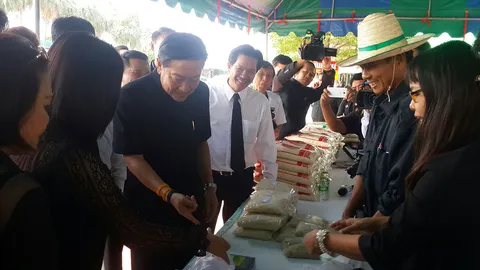 ผู้ว่าฯ สระบุรี ร่วม ปั๊มน้ำมัน ช่วยขายข้าวสาร ไม่ผ่านพ่อค้าคนกลาง
