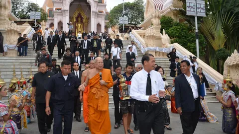 คนแห่พระปฐมเจดีย์ บูชาพระร่วงฯ อายุ 101 ปี เชื่อเป็นสุข ทำมาค้าขึ้น