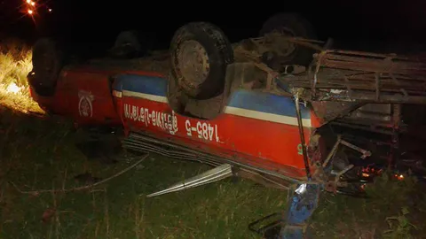 รถทัวร์ชนแล้วหนี! ทิ่มตูดสองแถวตกถนนที่สุรินทร์ ป้าวัย 65 ตายคาที่ 