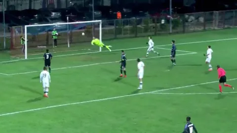 ชมคลิป ลูกชาย ‘ซีดาน’ โชว์เหวอ! ชกบอลเข้าประตูตัวเอง