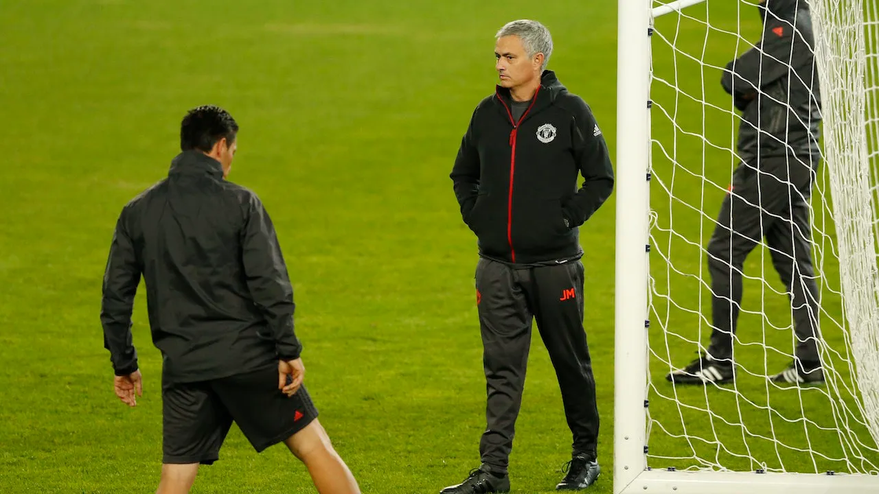 ไปฝึกมาใหม่นะเฮีย! ชมคลิป 'มูรินโญ' แข่งยิงชนคาน 