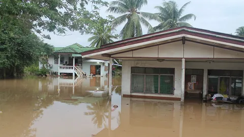 ฝนหนักน้ำป่าตะนาวศรี หลากท่วมบ้านชาวบางสะพาน เร่งระบายเข้าภาวะปกติแล้ว