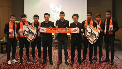 สุดยิ่งใหญ่! 'กว่างโซ้ง' ทุ่ม 300 ล้านเปิดตัว 7 แข้งดังล่าแชมป์ปี 2017