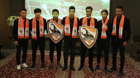 สะท้านไทยลีก! 'กว่างโซ้ง' ทุ่ม 300 ล้าน 'ธนบูรณ์' นำ 7 แข้งดังเปิดตัว