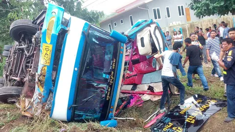 ทัวร์สุราษฎร์ฯ-ภูเก็ต ไถลพลิกคว่ำที่ตะกั่วป่า เจ็บระนาว ทหารเรือดับ 1