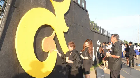 ชาวโคราชรวมพลังระบายสีกำแพงเชิงเทินใบเสมา เพื่อสื่อถึง'พ่อหลวง'