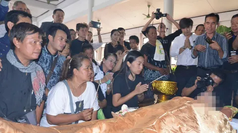 แฟนเพลงแห่รดน้ำศพ‘สันติ ดวงสว่าง’สุดอาลัย ไม่มีอีกแล้วเจ้าพ่อเพลงหวาน 