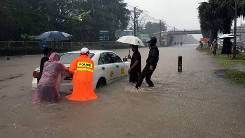 ฝนถล่มอ.ถลาง ท่วมถนนอีกแล้ว! จราจรอัมพาตนับ ชม. เข้าเมืองภูเก็ตไม่ได้
