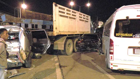 ใจร้อนไม่เข้าท่า! สิบล้อไม่รอไฟแดงหักพวงมาลัยพุ่งชนรถชาวบ้านบาดเจ็บ