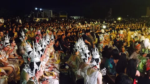 หมอลำอีสานกว่า 4 พันชีวิตจัดงาน รวมใจแสดงความอาลัยแด่พ่อหลวง 