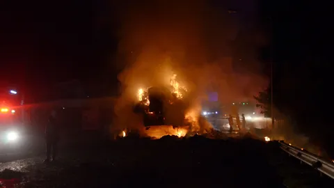 โจ๋ตั้งแก๊งก่อกวน ขี่จยย.จุดไฟปาขวดน้ำมันใส่รถบรรทุกฟางวอดทั้งคัน