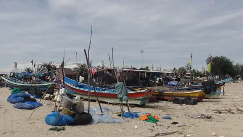 ช่วงนี้มีมรสุมคลื่นแรง ชาวประมงเก้าเส้ง สงขลา หยุดออกเรือชั่วคราว