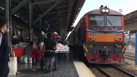 คนแน่นสถานีรถไฟหาดใหญ่ ทยอยเดินทางเข้ากรุงฯ สักการะพระบรมศพ