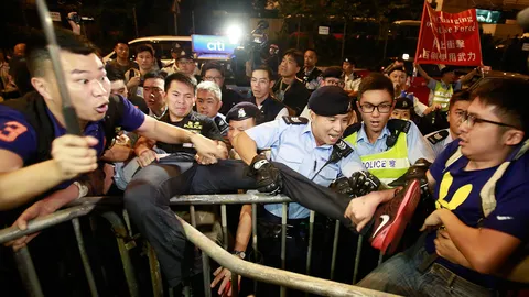 ชาวฮ่องกงประท้วงเดือด ต้านจีนยับยั้งส.ส.ขบถรับตำแหน่งสภานิติบัญญัติ