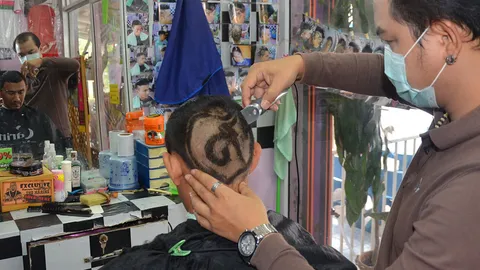 คนแห่ใช้บริการ 'แมน มีดโกน' ช่างผมชัยนาท แกะลายเลข ๙ ในรูปหัวใจ