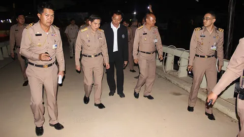 ทหารเรือ เร่งใช้เรือผลักดันน้ำ ช่วยระบายแม่น้ำเพชรบุรีลงทะเล 