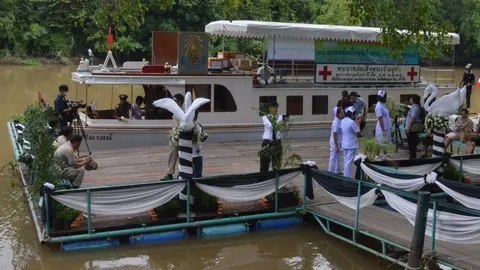 เรือพระราชทาน เวชพาหน์ ออกหน่วยแพทย์ทางน้ำ ที่สุพรรณบุรีวันแรก