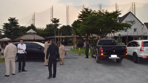 ตร.รู้ตัวคนร้ายทุบรถหรู 4 คันในร้านอาหารย่านมีนบุรีแล้ว เร่งติดตามตัว