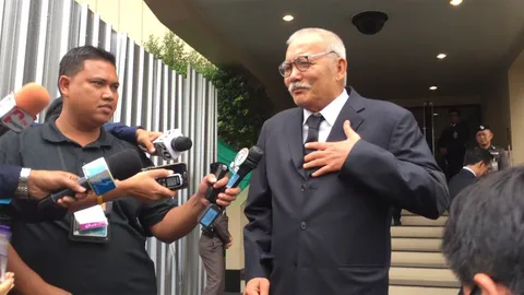 มิวสิกเพลงสรรเสริญฯตัดต่อเสร็จ ท่านมุ้ยให้นายกฯ ชม ก่อนทูลเกล้าฯ ถวาย