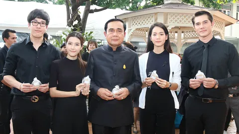 มิกค์-โบว์-แนท-สิงโต ร่วมกิจกรรมจิตอาสา บรรจุถุงข้าวเปลือก พอเพียง