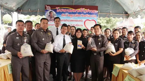 ผู้การฯศรีสะเกษ เปิดตลาด ระดมครอบครัวตำรวจ 32 สถานี ซื้อข้าวช่วยชาวนา