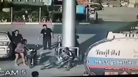 วิวทะลุล้าน! ลุงขี่ จยย.คันเร่งค้าง หมุนรอบปั๊มน้ำมันสุรินทร์ (ชมคลิป)