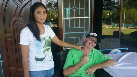 หนุ่มซิ่งเบนซ์รัวหมัดใส่เฒ่าเบลเยียม กลางสี่แยกระยอง ยัวะขับรถปาดหน้า