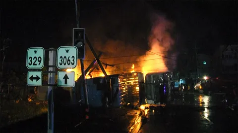 พ่วงเสยท้ายเทรลเลอร์ กลางสี่แยกที่อยุธยา ไฟลุกท่วมทั้ง 2 คัน