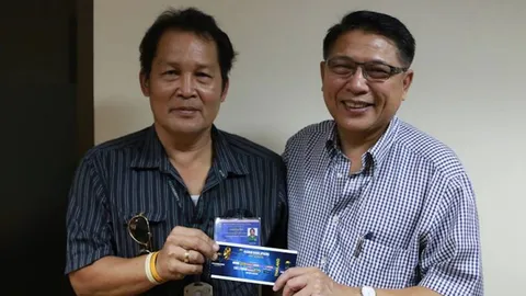 อดีตแข้งช้างศึก ตบเท้ารับบัตรชมเกมคัดบอลโลก 'ไทย-ออสเตรเลีย'