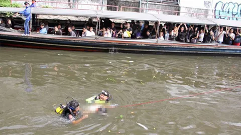 รีบกระโดดขึ้นท่า พลาดตกเรือดับ!