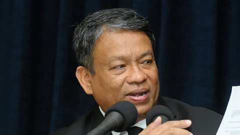 'วัชระ' ซัด 'ปู' สร้างภาพช่วยชาวนา ทวง 2 คดี 'เงินปากถุงฯ-ตั้งอาชีวะ'